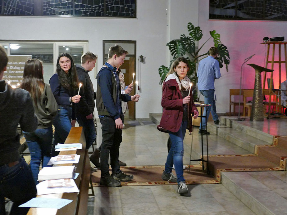 Firmvorbereitung mit Tauferinnerungsgottesdienst in St. Maria, Wolfhagen (Foto: Karl-Franz Thiede)